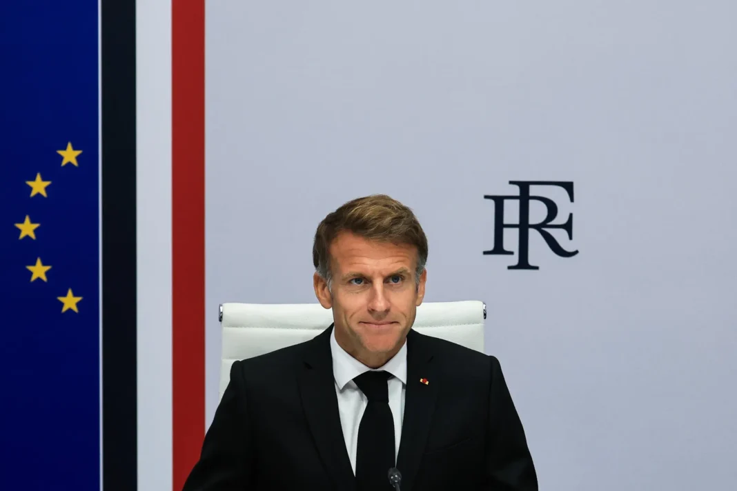 Emmanuel Macron hablando por televisión tras los disturbios en Francia
