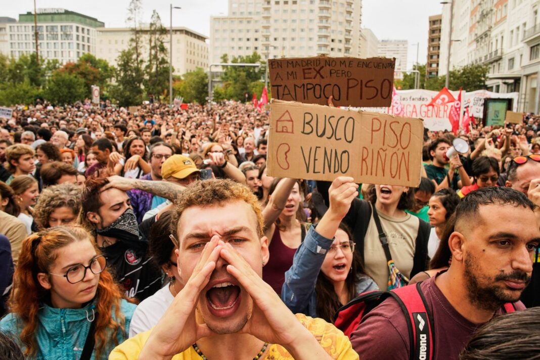 Manifestantes en la Plaza de Cibeles de Madrid durante la protesta por la crisis de la vivienda