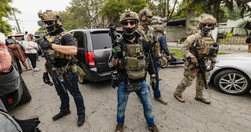 Agentes de ICE en una oficina migratoria