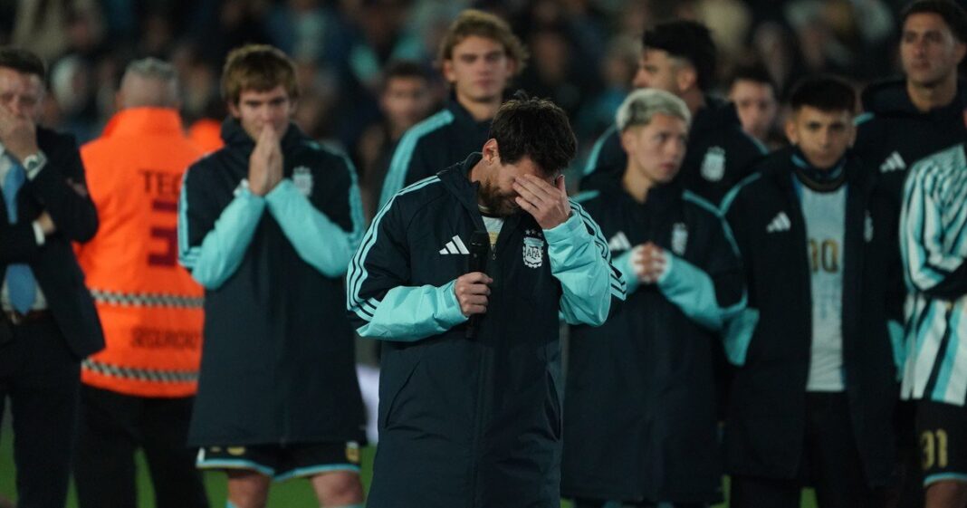 Lionel Messi hablando con un micrófono en el estadio Monumental durante su despedida de la Selección Argentina
