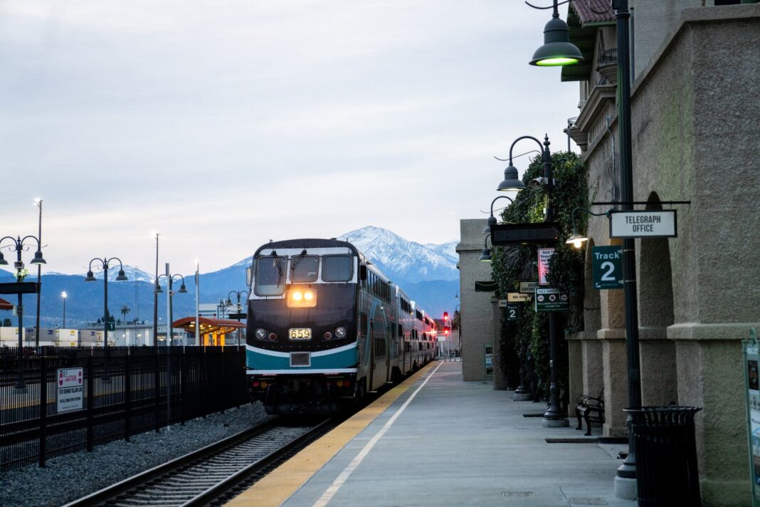 Tren de Metrolink en una estación de California