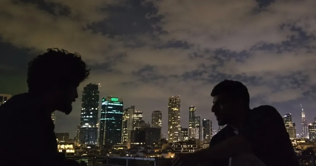 Fotograma del documental Naza que muestra la azotea de un edificio en Tel Aviv desde donde se realizan las entrevistas