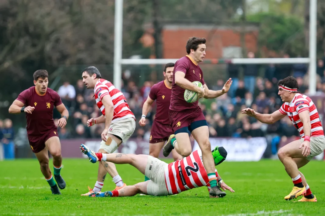 Jugadores de Newman y Alumni en acción durante un partido de rugby