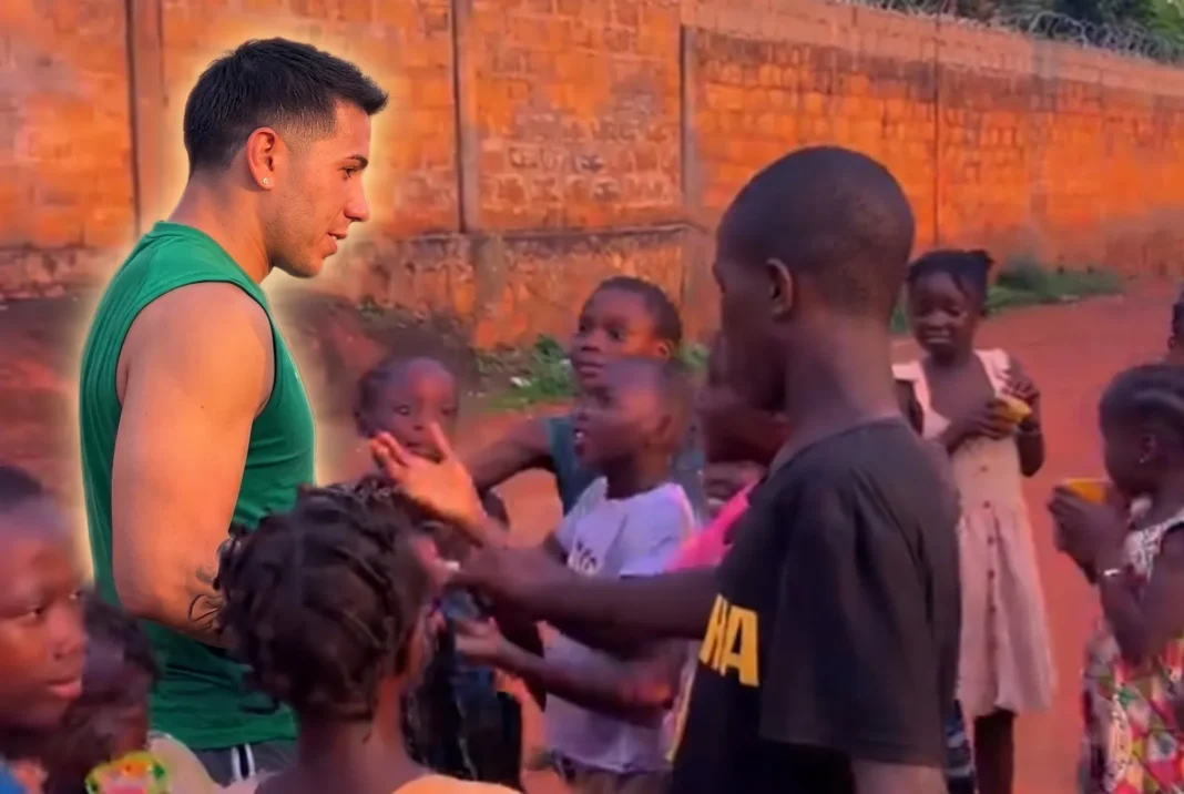 Kenis López entrega cuadernos y juguetes a niños en Bangui, República Centroafricana