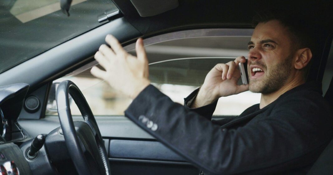 Conductor usando teléfono celular al volante
