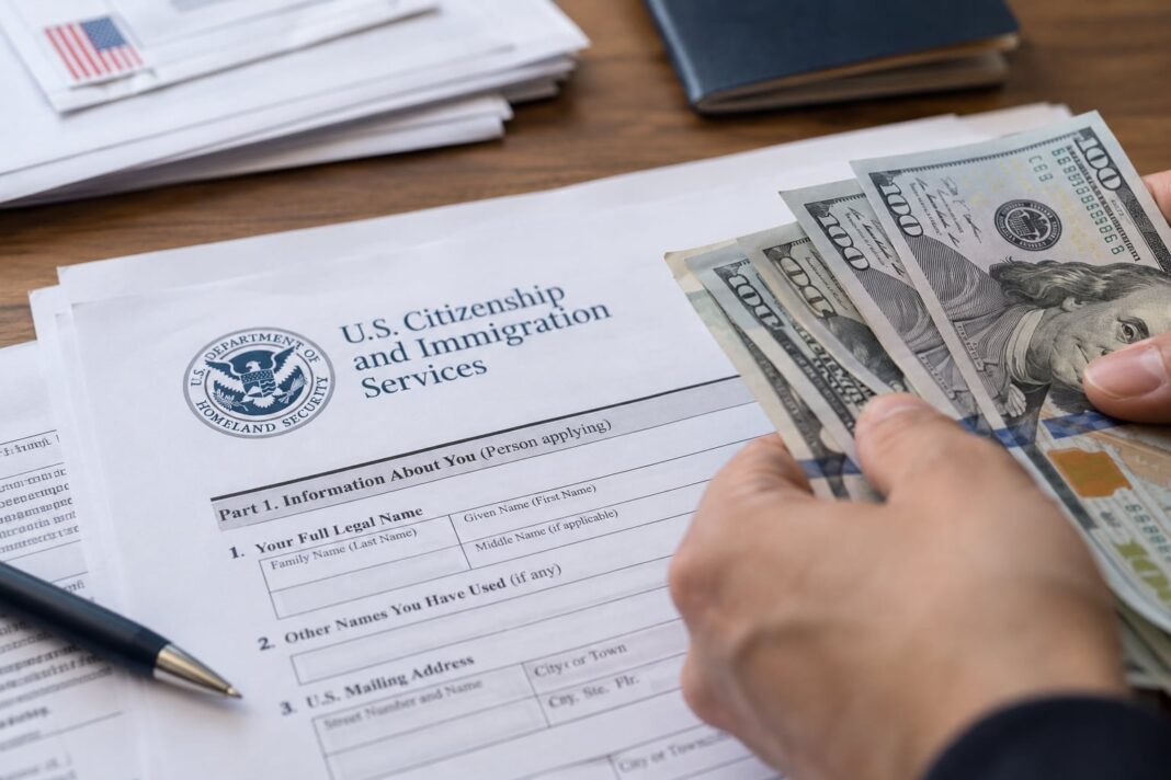 Oficina del Servicio de Ciudadanía e Inmigración de Estados Unidos (Uscis) con documentos migratorios sobre un escritorio