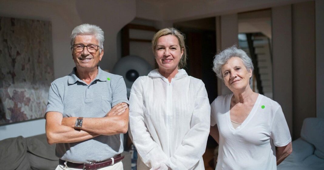 Padres e hijos adultos conversando en una mesa familiar