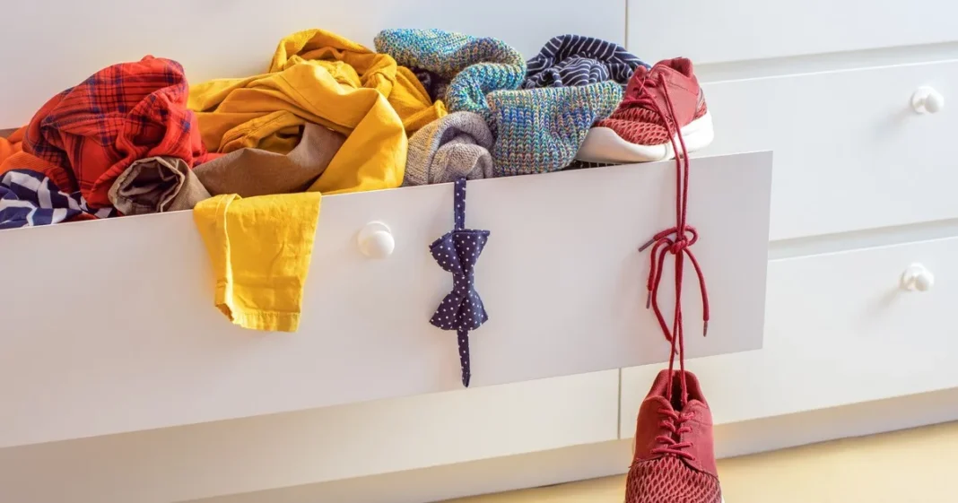 Interior de una casa con objetos acumulados y desorden
