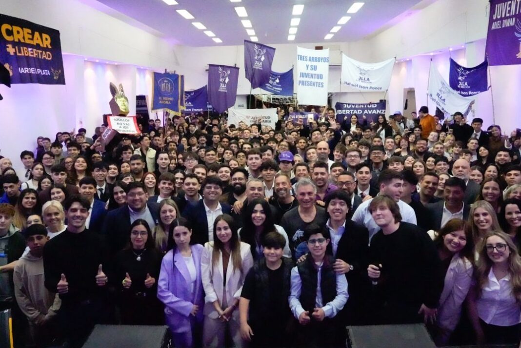 Sebastián Pareja durante el cierre del Congreso Provincial de la Juventud de La Libertad Avanza en Morón