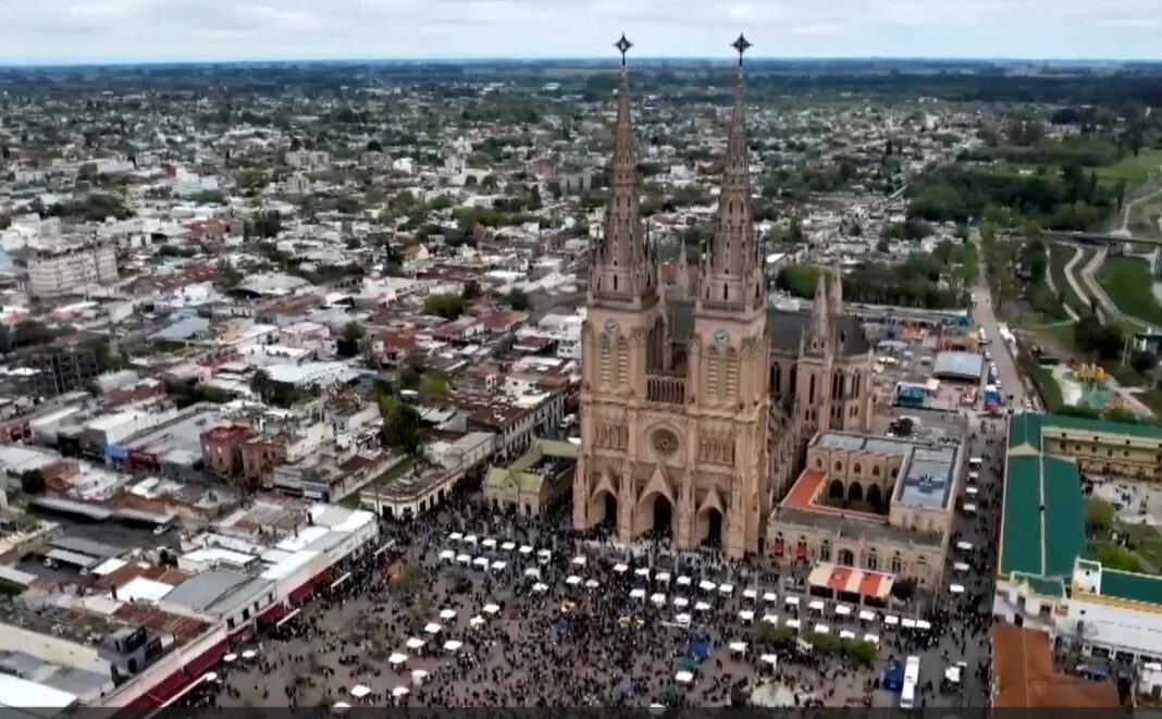 Peregrinos caminando hacia la Basílica de Luján durante la 52ª edición de la Peregrinación Juvenil.