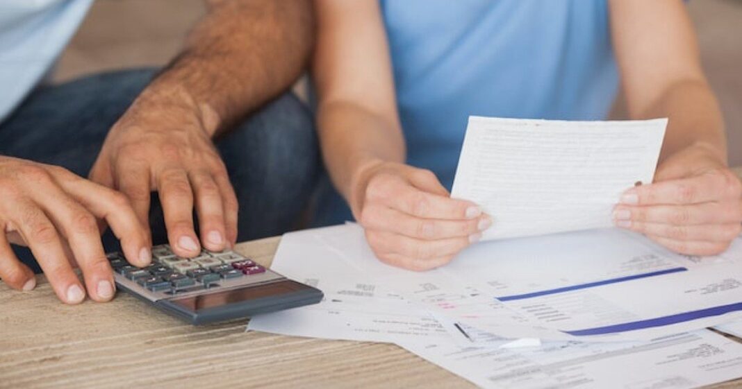 Persona revisando en su teléfono las condiciones de un préstamo online