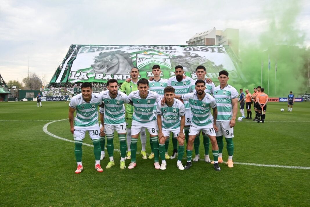 Estadio de Ferro Carril Oeste durante un partido de la Primera Nacional