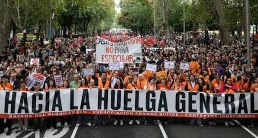 Manifestantes en una protesta por la crisis de vivienda en España