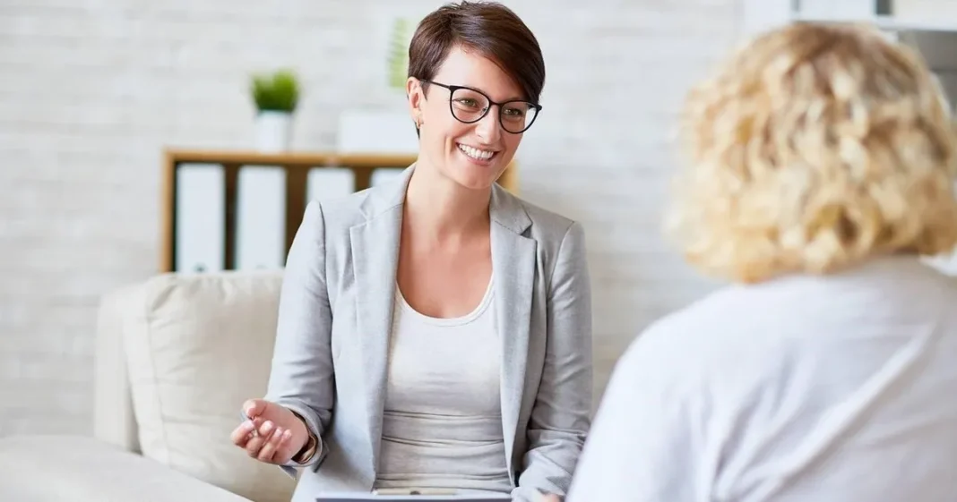 Personas conversando brevemente en un café, ejemplo de microinteracción social