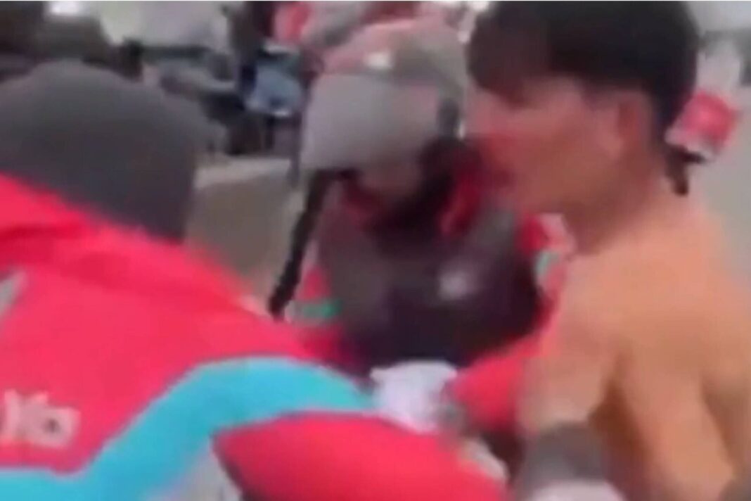 Un grupo de personas en la vía pública de Quilmes, donde ocurrió el hecho