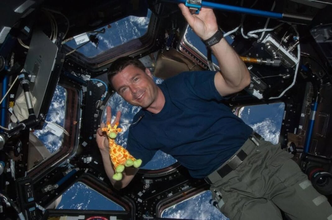 Reid Wiseman, piloto de la misión Artemis II, durante la conferencia de prensa tras el regreso a la Tierra