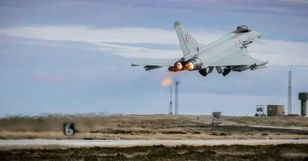 Aviones de combate Eurofighter Typhoon de la Real Fuerza Aérea británica en una base aérea