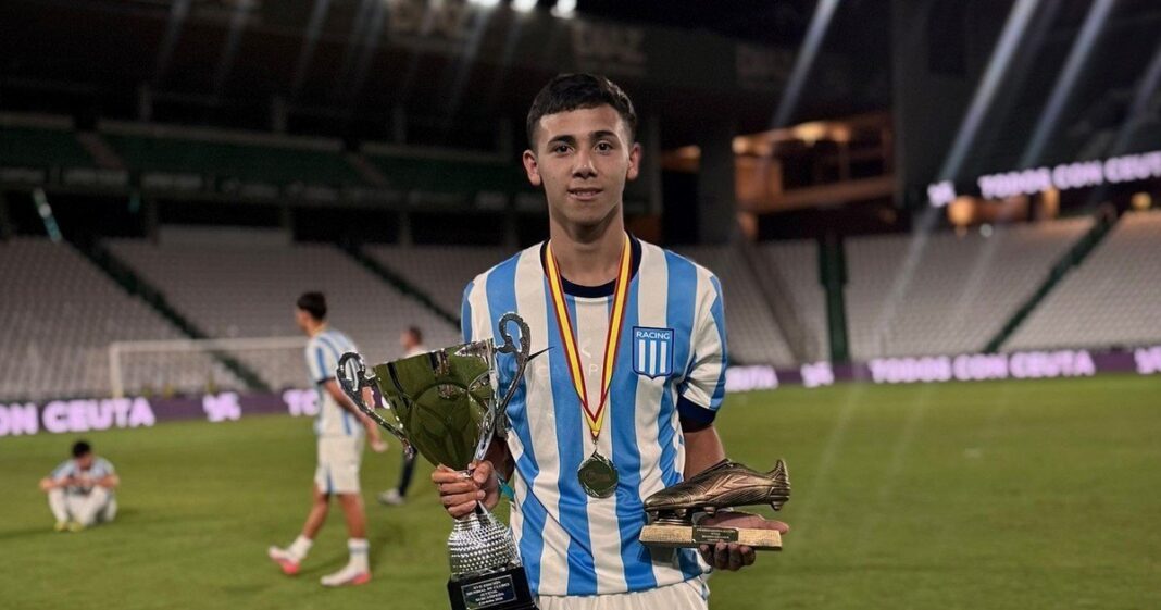 Román González, delantero de las inferiores de Racing, celebrando un gol