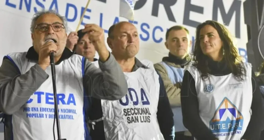 Docentes y trabajadores municipales de San Luis en reclamo salarial