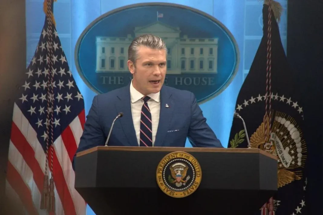 Pete Hegseth y Benjamin Netanyahu en una base militar en Israel