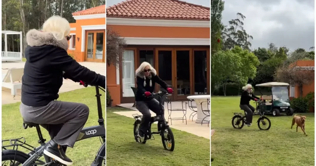 Susana Giménez andando en bicicleta en el jardín de su casa en Punta del Este