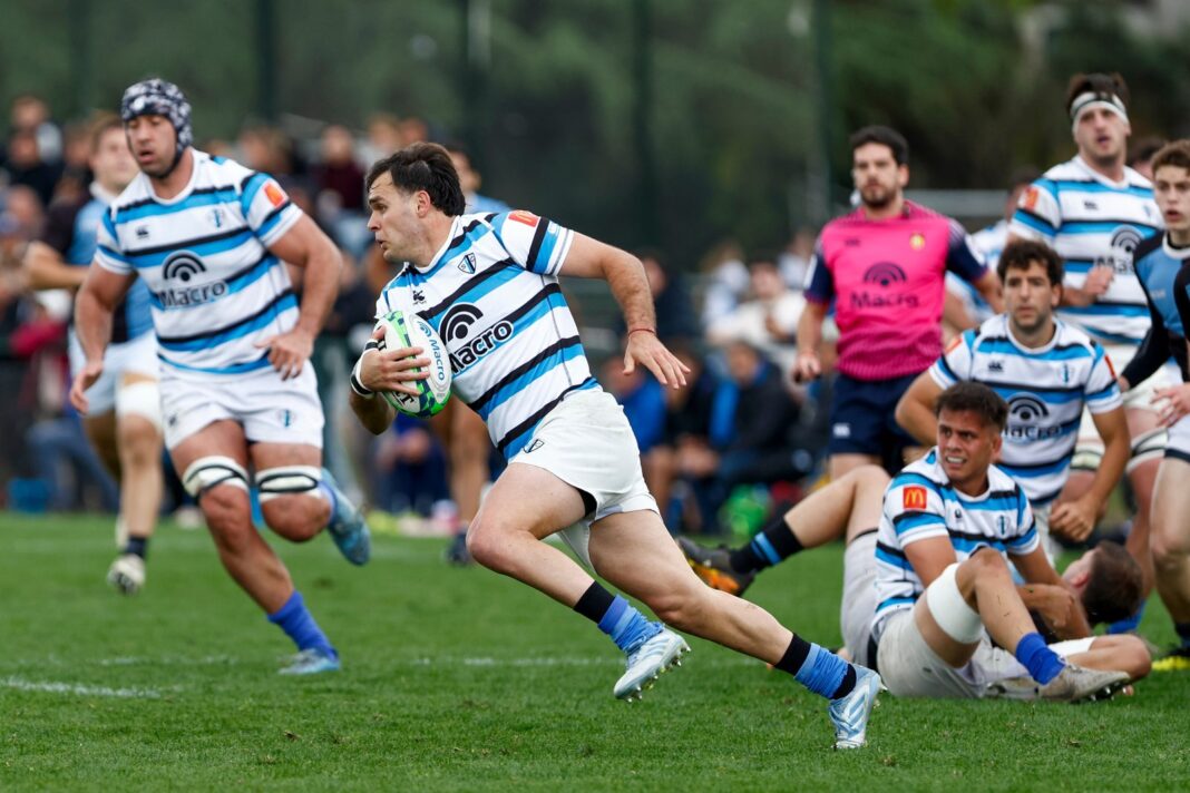 Jugadores de rugby de Alumni celebrando la victoria y clasificación a semifinales del Top 14 de la URBA