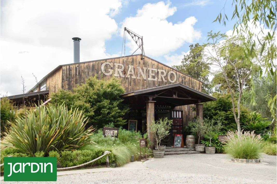 Jardín de uno de los restaurantes con plantas y mesas al aire libre
