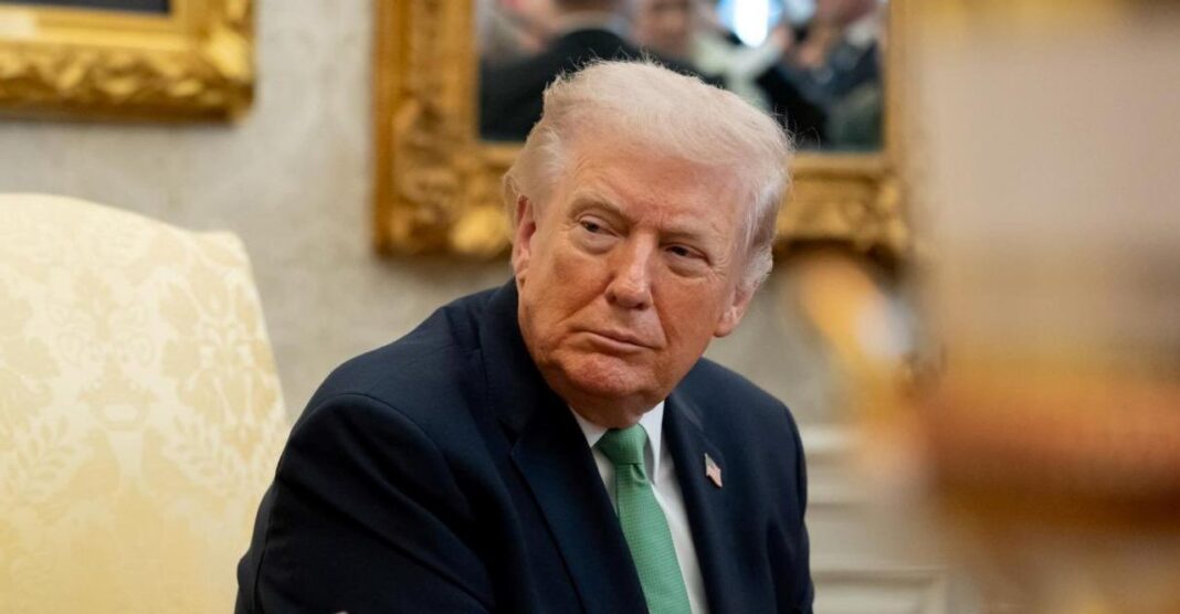 Donald Trump hablando con periodistas en la Casa Blanca