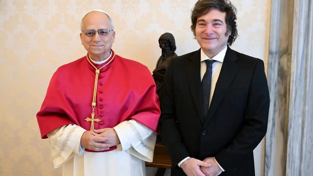 Reunión en Casa Rosada con imagen del papa León XIV de fondo
