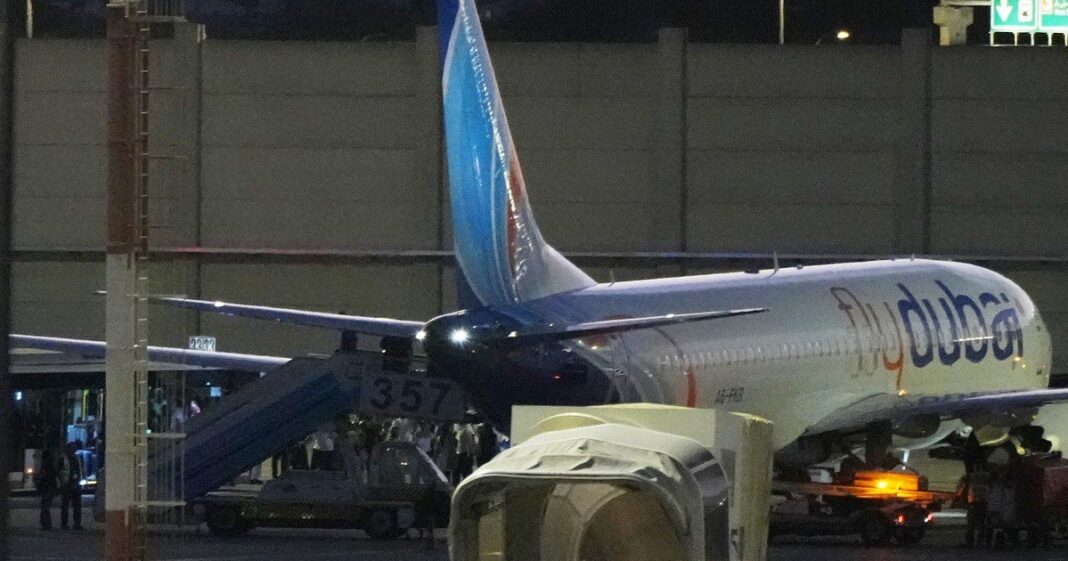 Imagen del interior del avión del vuelo 1073 de Flydubai durante la evacuación de emergencia